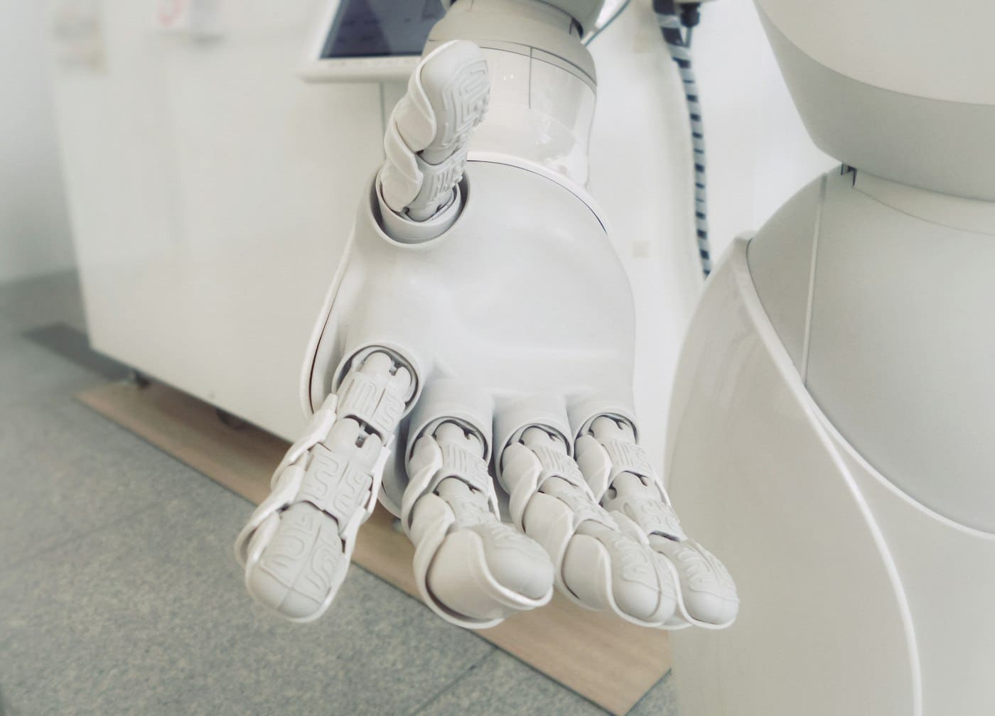 Pessoa segurando smartphone com tela do WhatsApp aberta, mostrando interface de mensagens — contexto pra criação de chatbot automatizado
