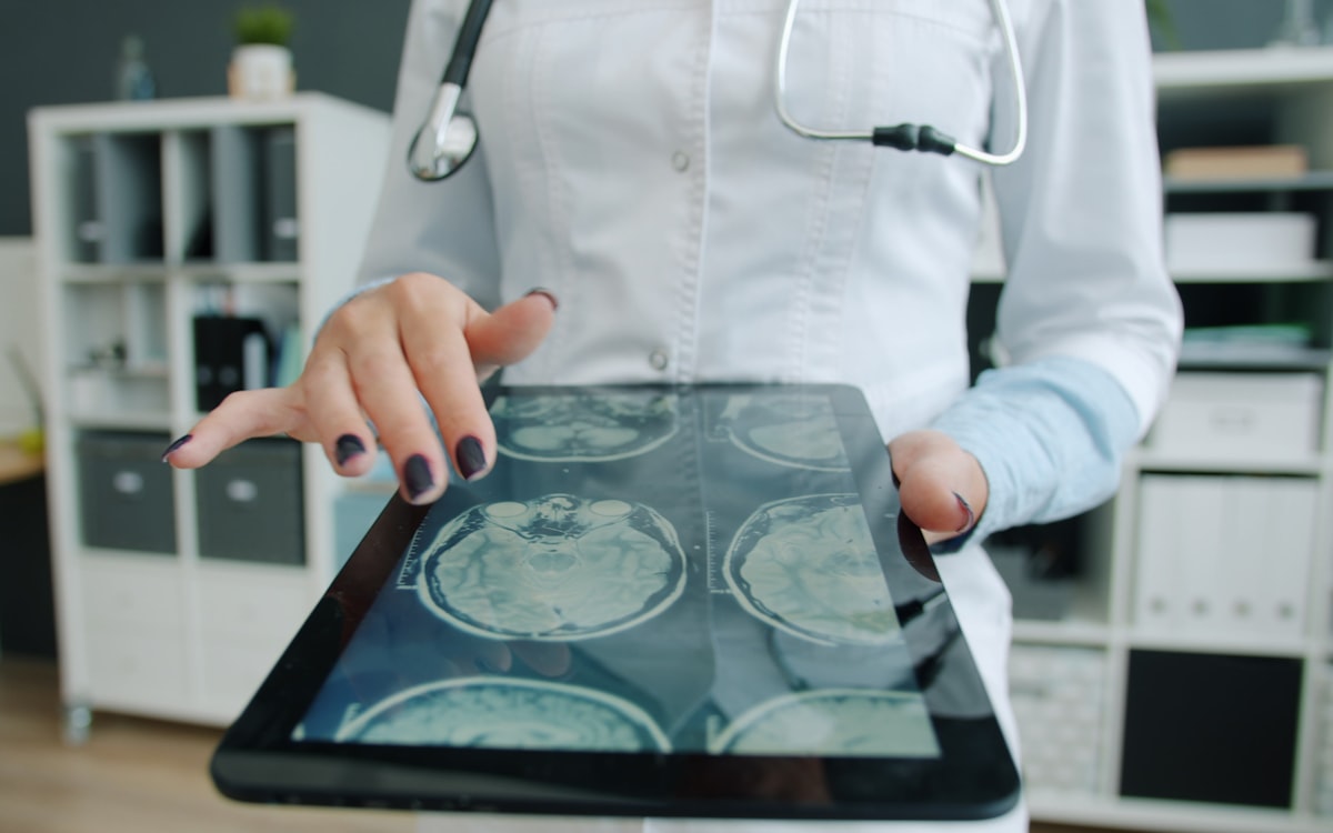 Profissional de saúde usando um tablet na clínica — CRM com IA para clínicas no WhatsApp