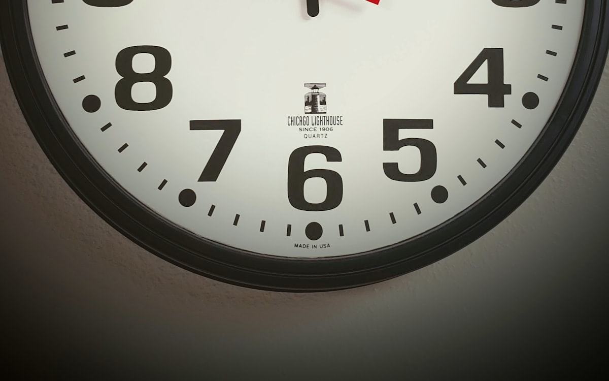 Relógio de parede marcando as horas, representando a janela de 24 horas do WhatsApp Business
