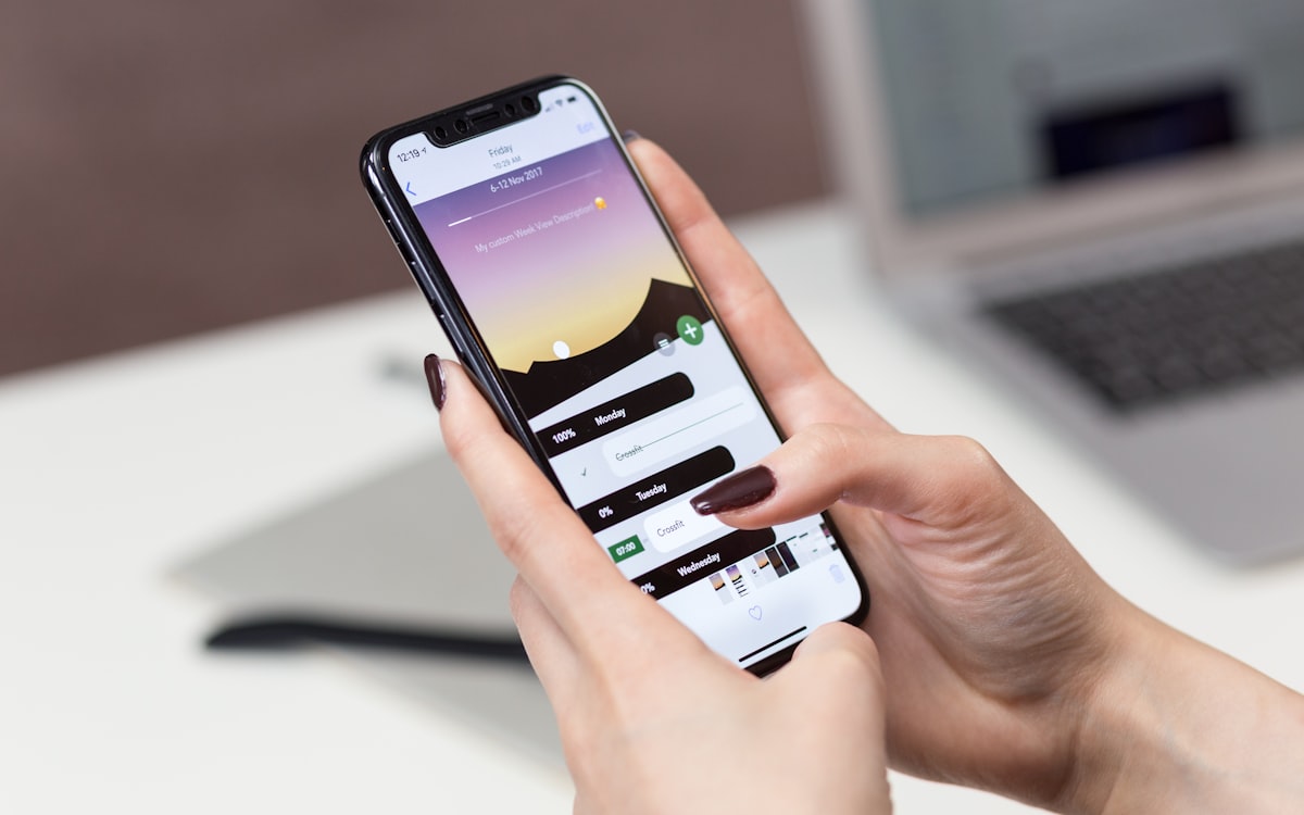Mão segurando celular com aplicativo aberto para enviar um template de mensagem no WhatsApp