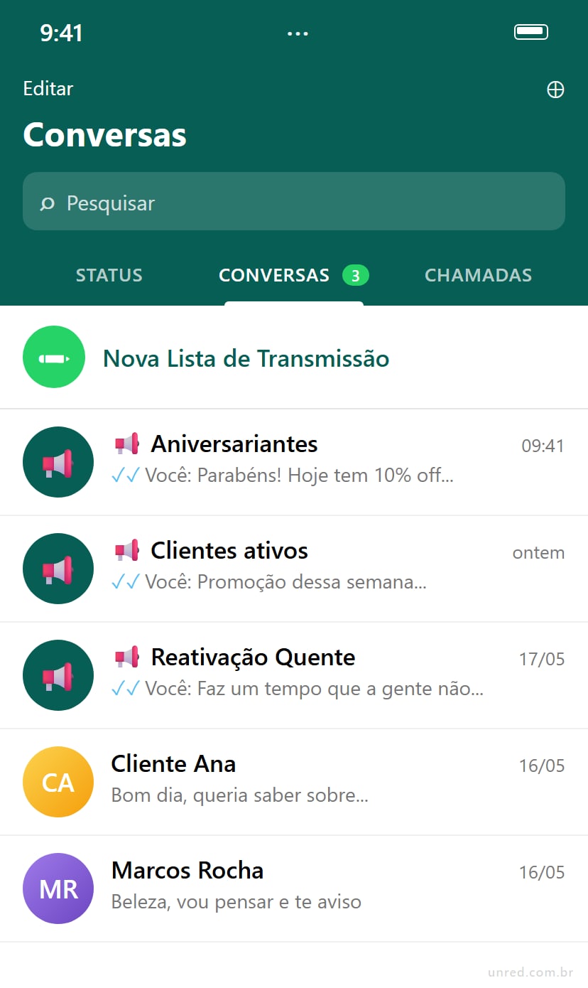 Tela do WhatsApp no iOS com a opção "Nova Lista de Transmissão" destacada no topo da aba Conversas, acima das listas já criadas com ícone de megafone (Aniversariantes, Clientes ativos, Reativação Quente)